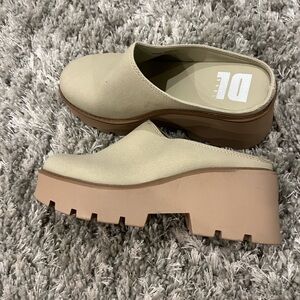 Brand new dirty laundry clogs! Size 9. Cream/light camel color